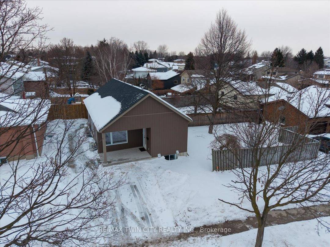 Beautiful rental ! This energy efficient and modern compact unit offers luxury finishes comparable to a custom home.