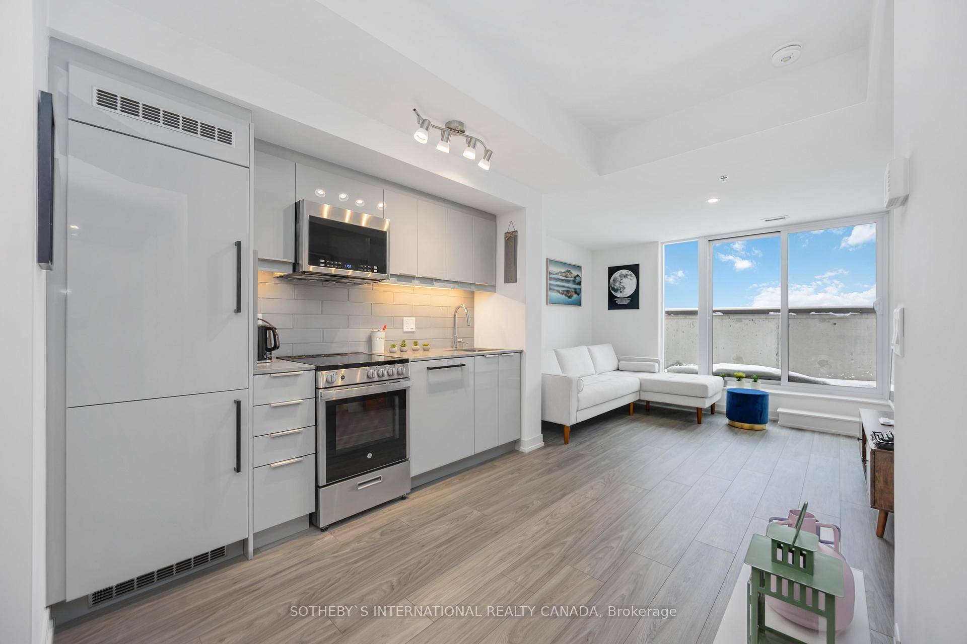 Experience modern living in this stunning 2 bedroom, 1 bathroom unit boasting breathtaking lake views.