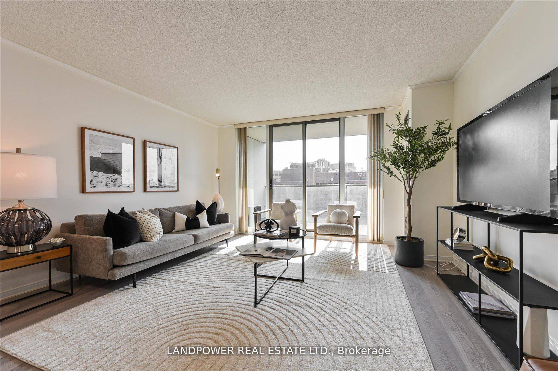Huge 1 Bedroom Unit, Over 700 Sq Ft with West Exposure Rays of Sunshine flowing into the Condo !