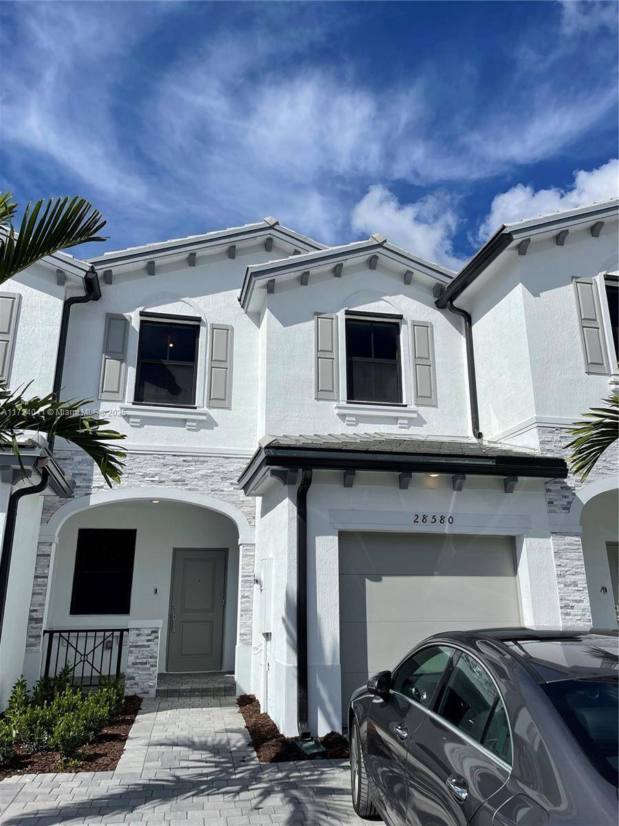 TOWNHOUSE 3 BED 2. 5 BATHS, IN THE MOST DESIRABLE COMMUNITY IN PINE VISTA, CLOSE TO SHOPING CENTER, RESTAURANTS.