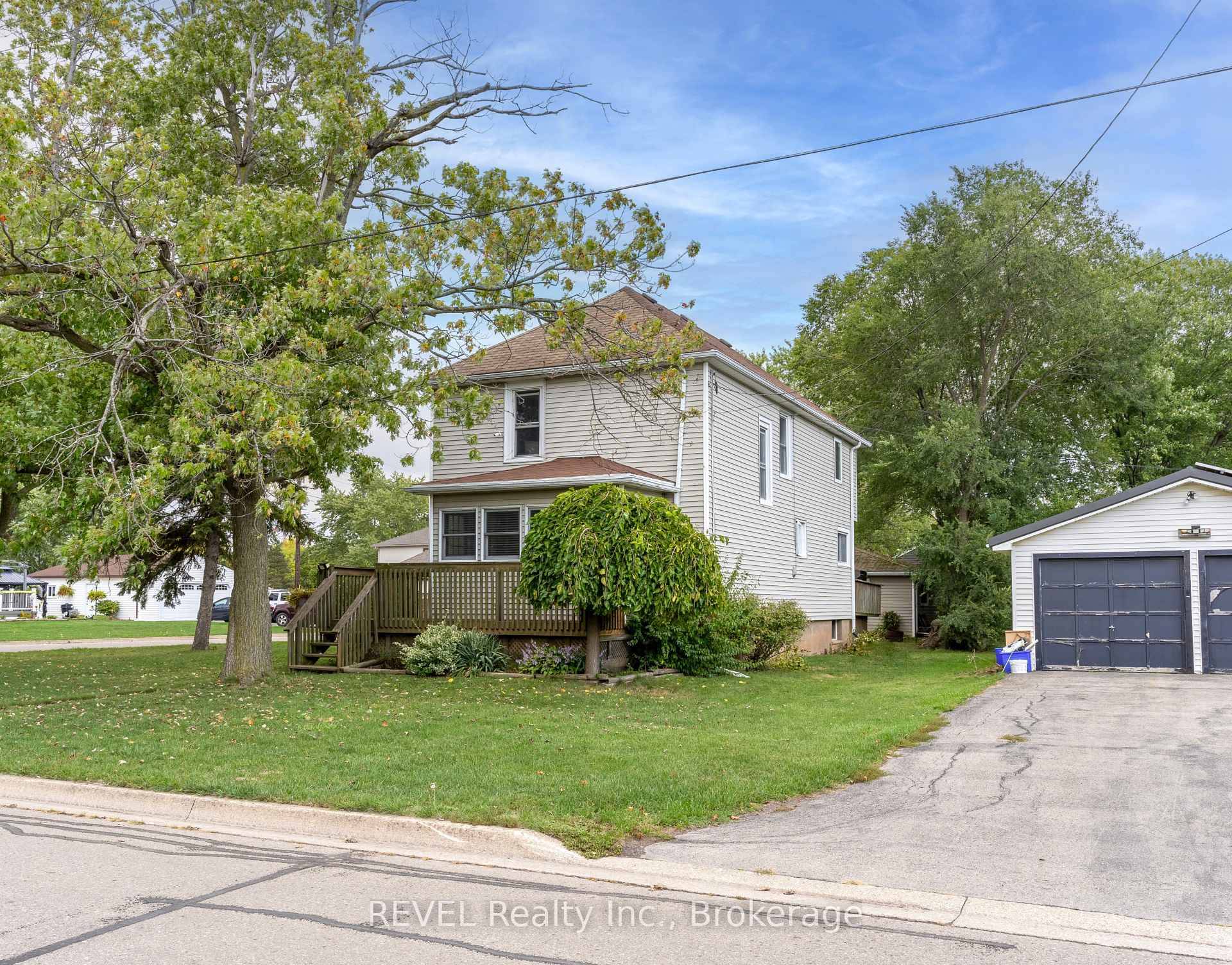 Nestled in the heart of Dain City, this beautifully updated 3 bedroom, 2 bathroom home offers the perfect setting for families looking to enjoy both comfort and an active lifestyle.