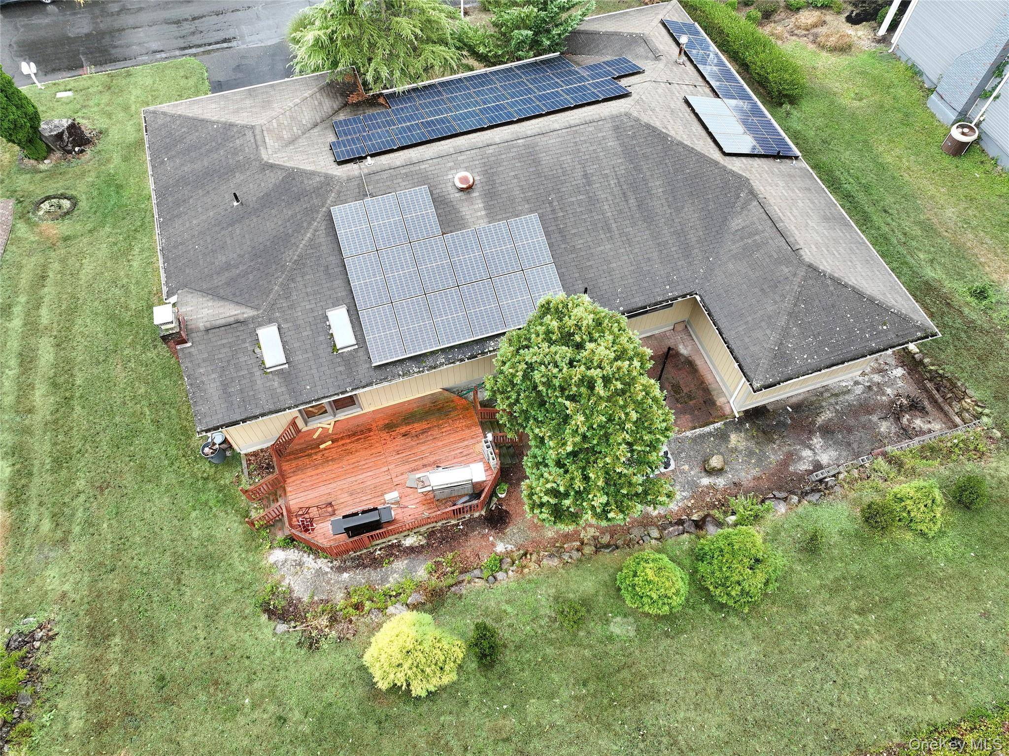 Pomona ! Fantastic H shaped ranch set on a beautiful lot backing up to Harriman State Park !