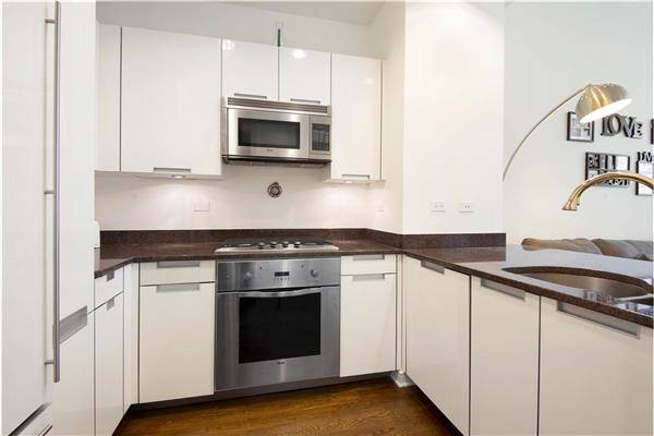 Welcome to Residence 9D at modern and sleek Alexander Condominium at 250 East 49th Street.