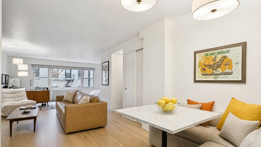 Welcome home to 5R a mint residence in the heart of Lenox Hill.
