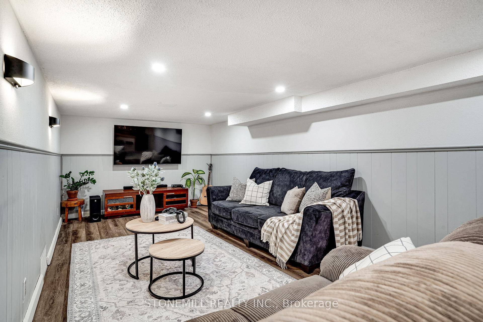 Immaculately maintained amp ; updated home in Glenview East !