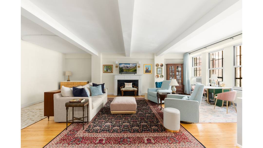 Welcome to this quintessential 1, 200 square foot one bedroom at the iconic Parc Vendome.