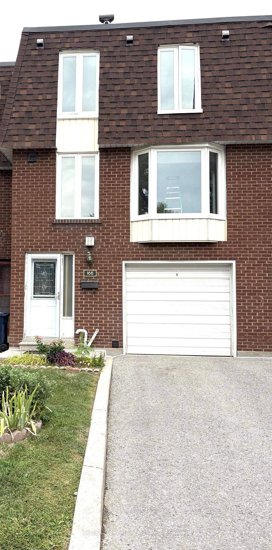 Spacious 3 bed rooms, back split townhouse in a super convenient location.