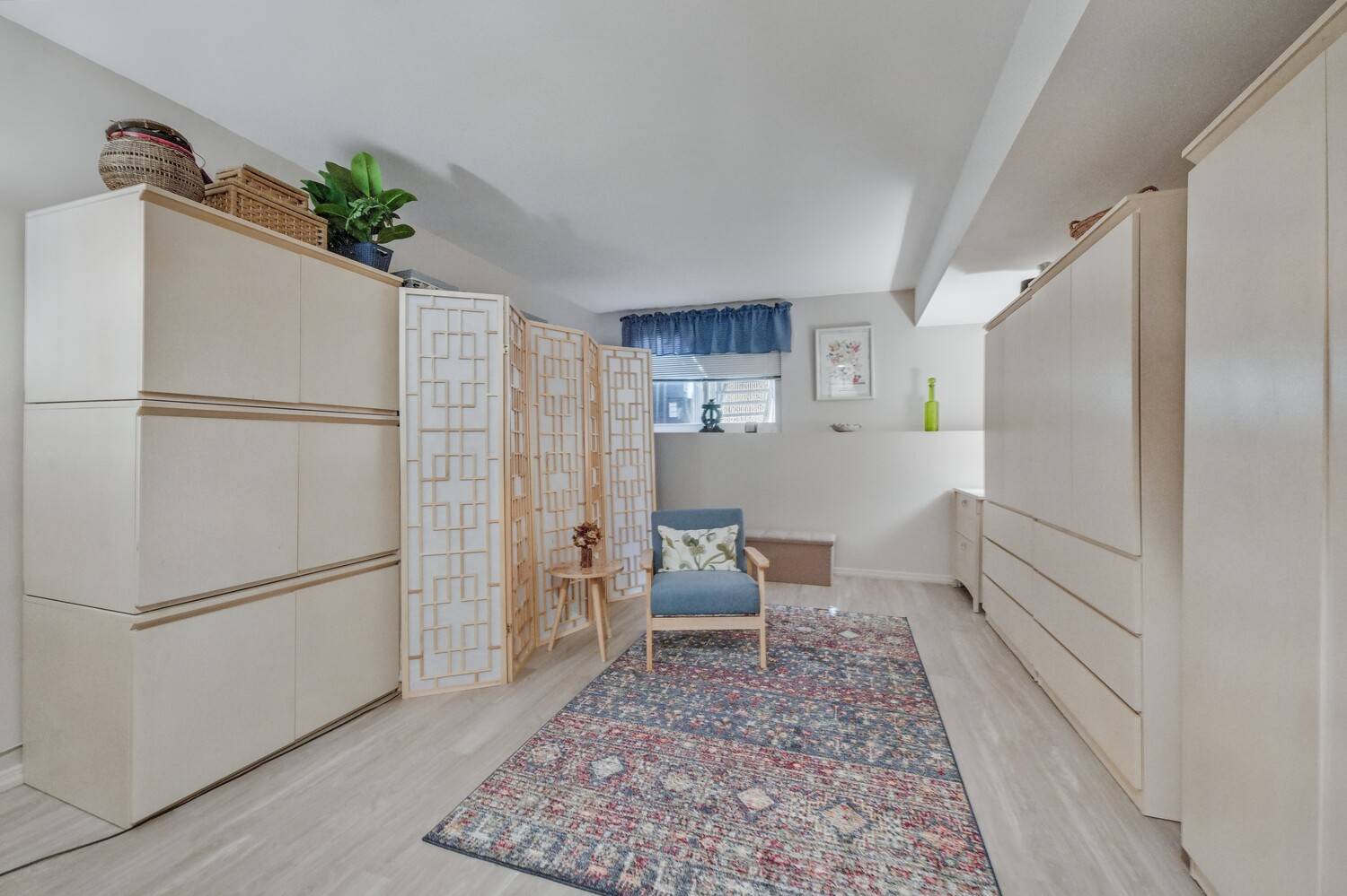 We are pleased to present this meticulously maintained 2 bedroom, 1.