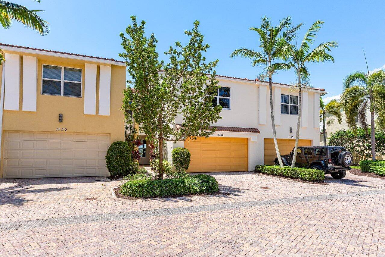 Furnished Lakefront Home in Gated Centra Model PerfectThis beautifully furnished 3 bedroom, 2.