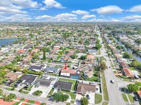 Welcome home ! This charming single family home features a functional layout and is located in a quiet and secure community with excellent schools, ideal for families.