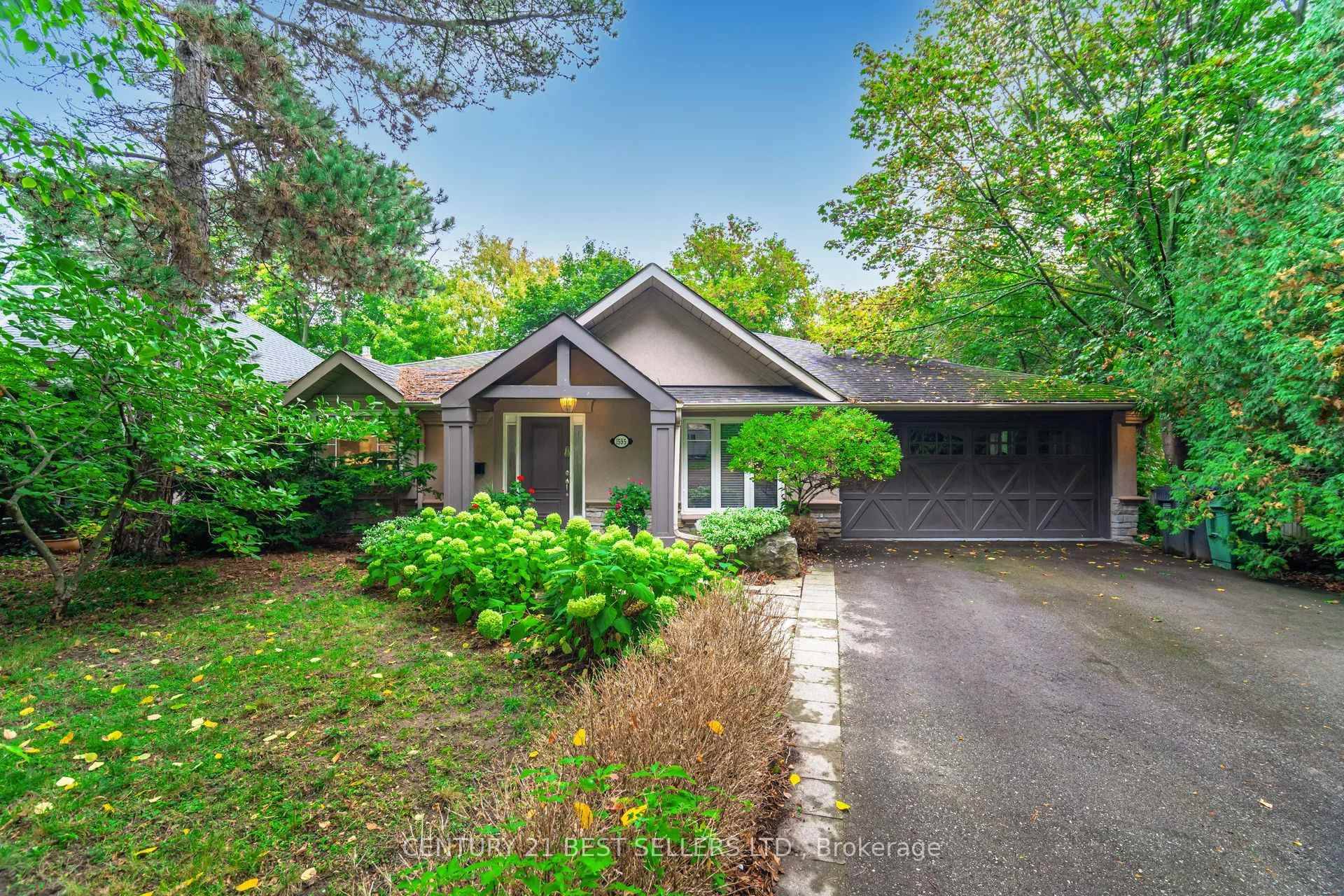Beautiful Four Bedroom Bungalow on Ravine lot In Mineola West just minutes from the QEW and 2min drive from port credit !