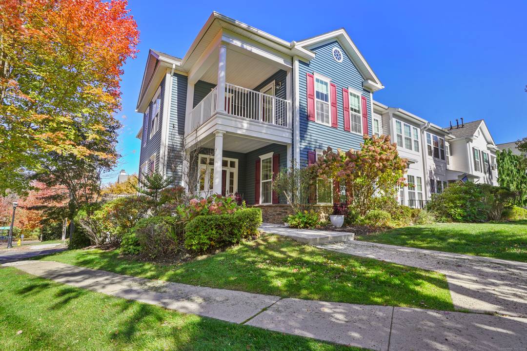 END UNIT ! Prime Location at The Hills Rivington !