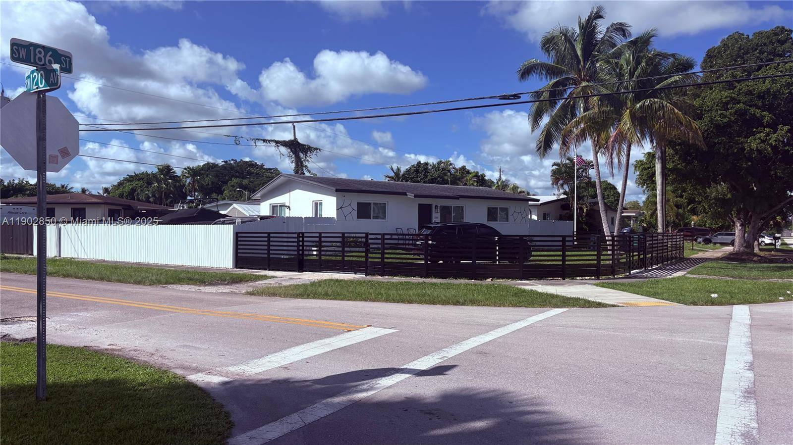Your best option that you cannot miss, your best home for you and your family in Miami, Completely remodeled house with 4 bedrooms and 2 bathrooms.