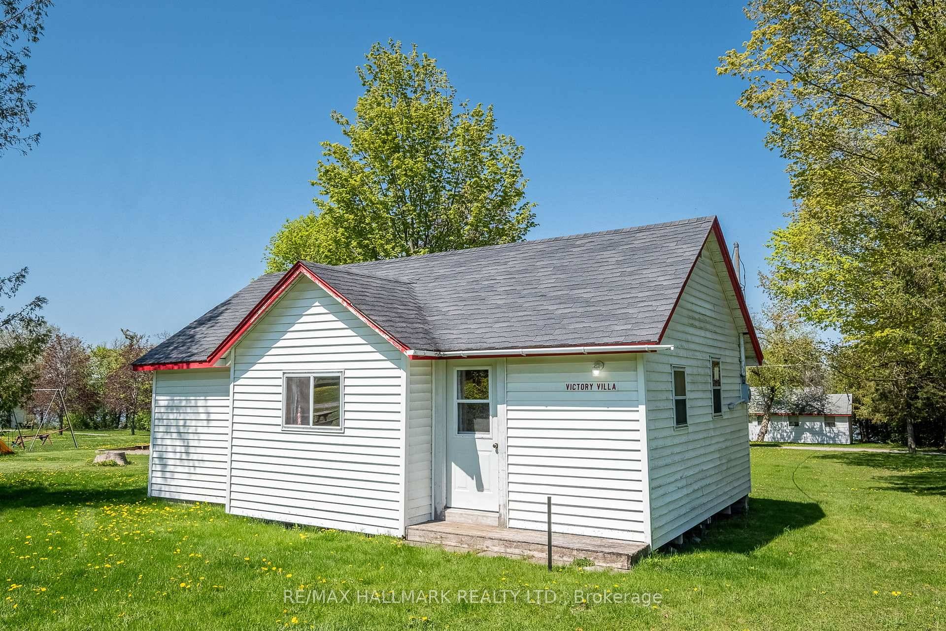 Charming Old Fashion Waterfront Cottage In Prime Rice Lake Resort On Land Lease.
