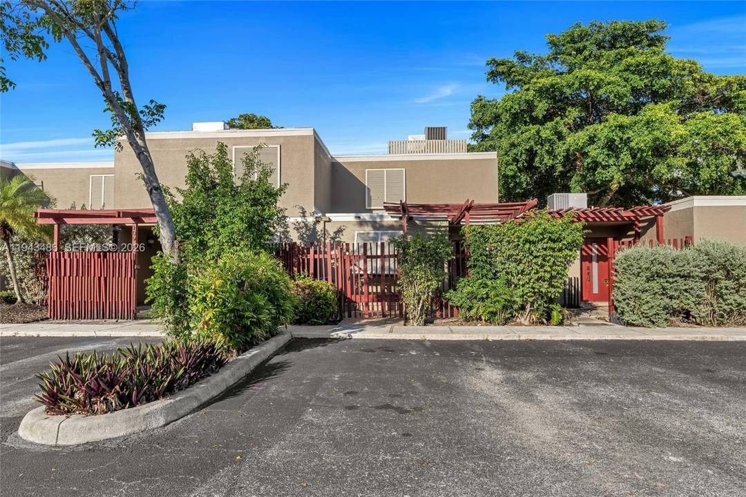 Beautifully updated 2BR 2BA villa in desirable Villas West !