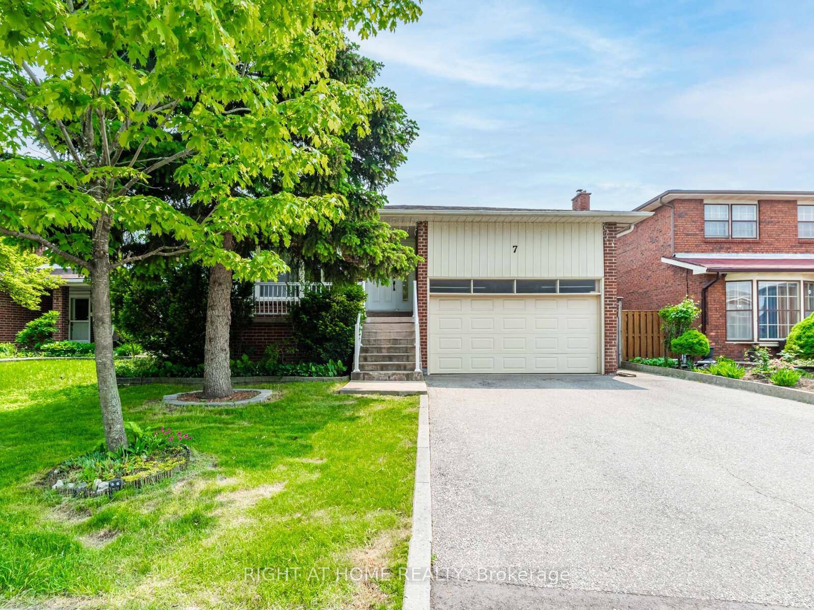 Welcome to this rare 5 level backsplit family home located in a quiet and clean neighbourhood, offering tremendous potential for both large families and investors.