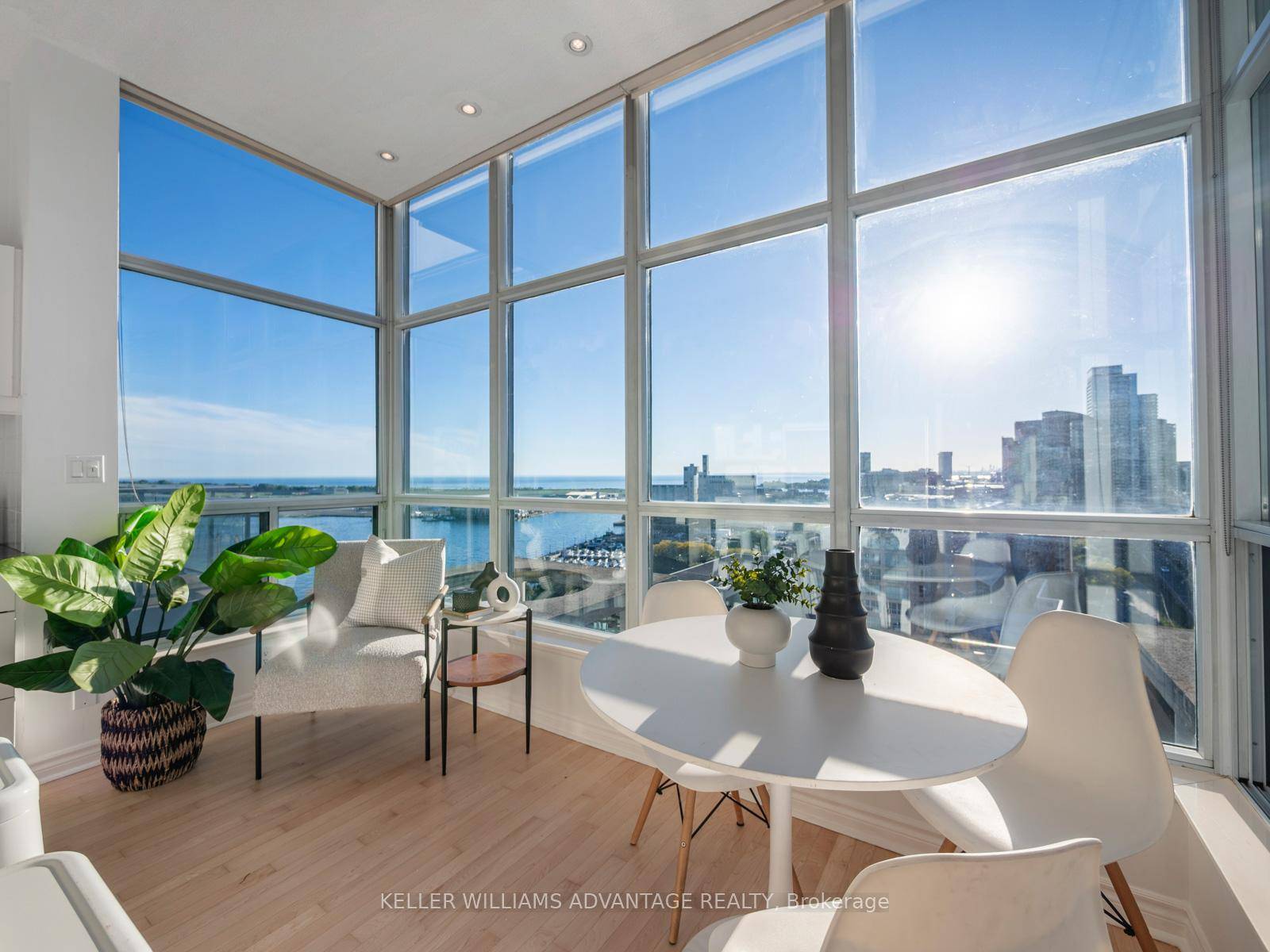 Breath taking views ! The kind of condo that as soon as you open the door a whole new world appears and a quiet WOW escapes from your lips.