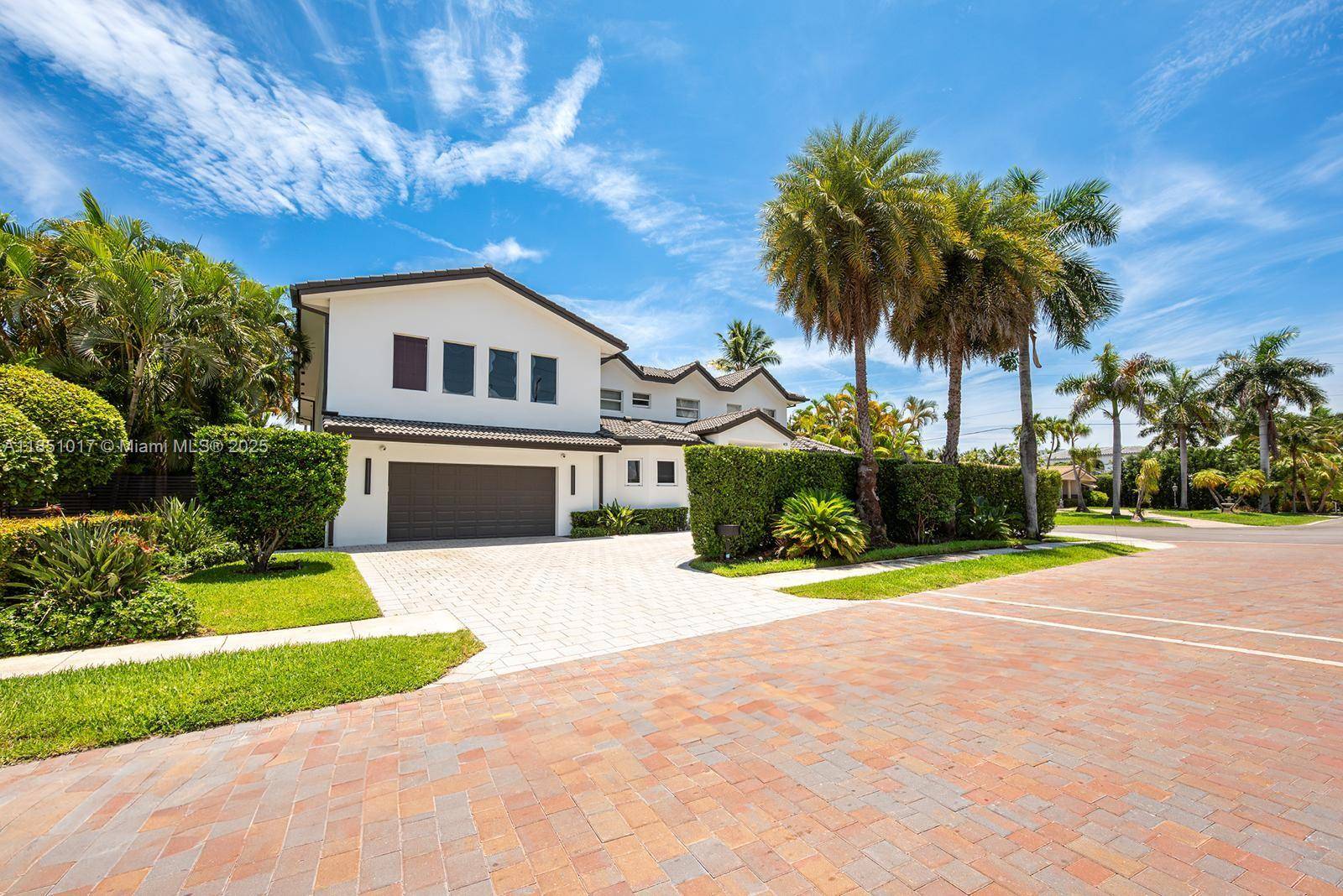 Beautifully renovated 6bd 7 bath 5949 sf single family home in prime Hallandale location, just minutes from the beach !
