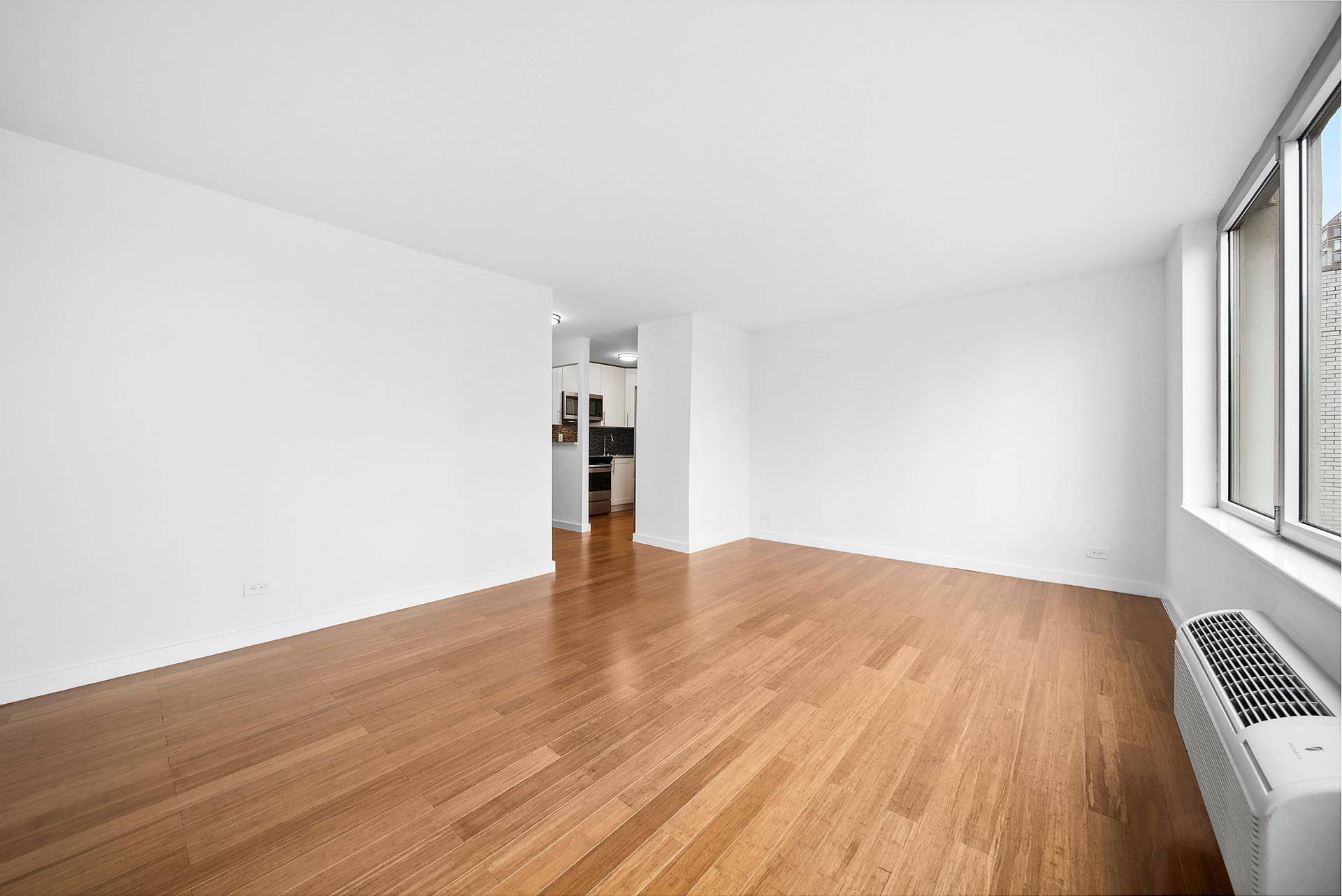 Sky High Style in the Heart of the Upper East Side XXX MINT, RENOVATED, NEW WINDOWS, amp ; QUINTESSENTIAL SOUTHERN CITY VIEWS INCLUDING THE CHRYSLER BUILDING !