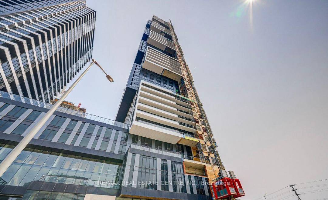 Prime Location ! ! ! ! The Exchange District Amazing 1 bed plus den, 1 bathroom brand new never lived in high end apartment in a central Mississauga location.