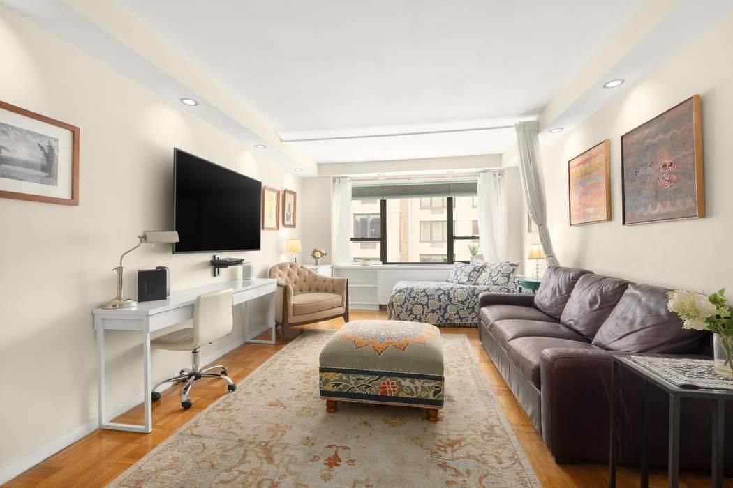 With good southern exposures and abundant natural sunlight, this corner one bedroom, one bath residence at the prestigious Diplomat condominium in Turtle Bay offers a bright and well designed living ...