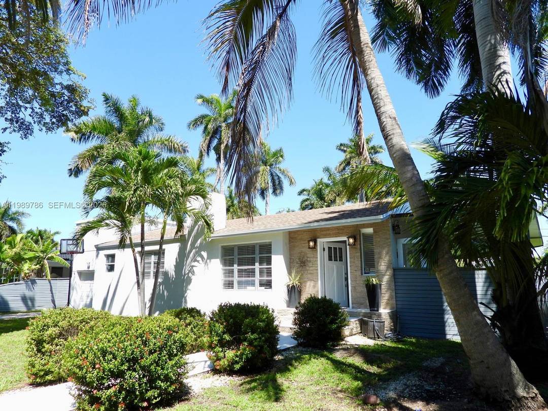 Welcome to 715 Hollywood Blvd a beautifully renovated 3 bed 2 bath single family gem in coveted Hollywood Lakes, minutes from Hollywood Beach, dining amp ; top schools.