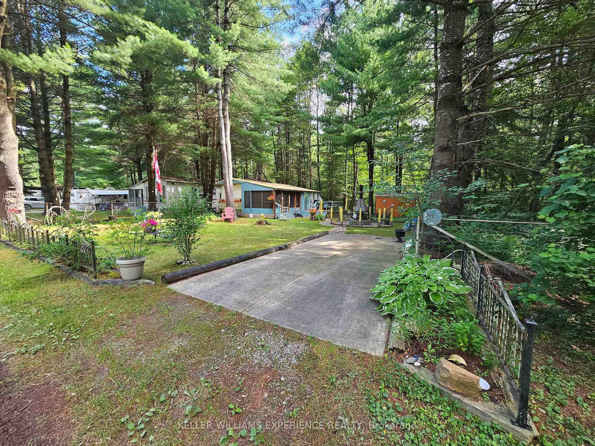 Great deal on this mobile home in the friendly Reflections Seasonal Park, conveniently located in Springwater, just 15 minutes from HWY 400.