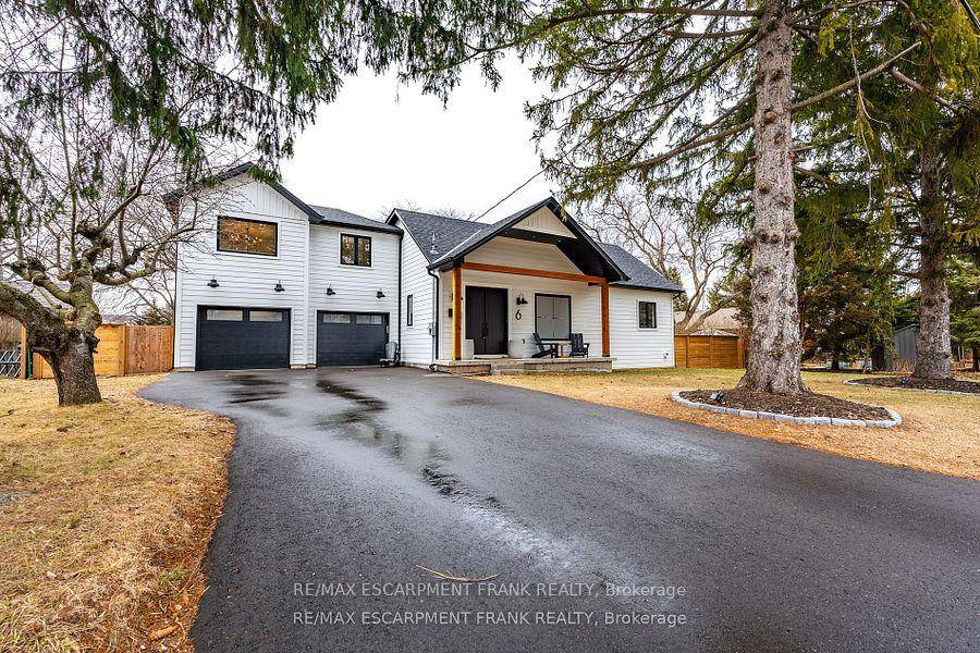 Stunning Bungaloft in coveted Grimsby Location !