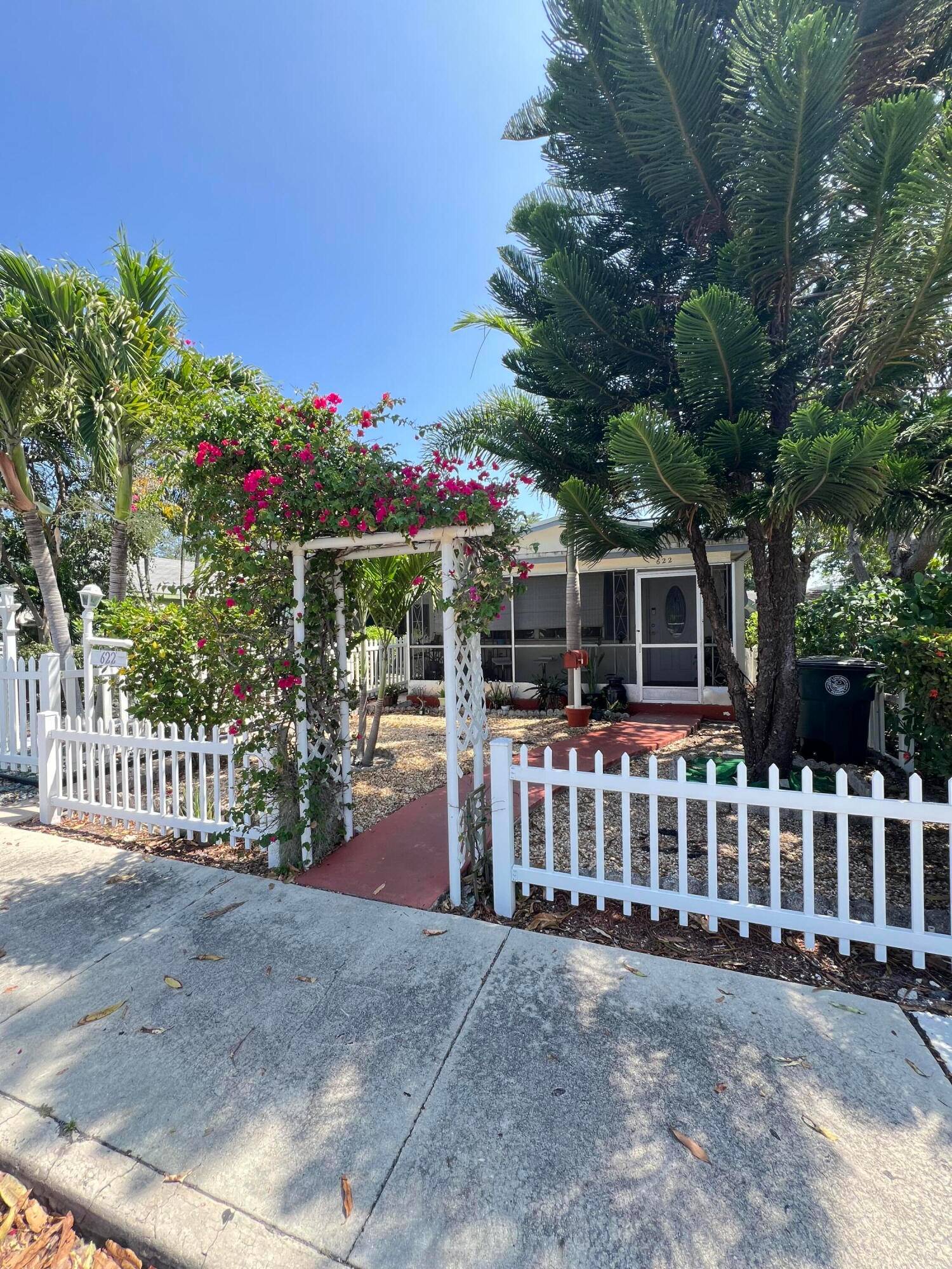 Quaint Key West style home with 2 bedrooms 2 baths, Florida room, large storage building, zoned duplex, access to ally provides additional parking, walking distance to Publix, downtown, Municipal Golf ...