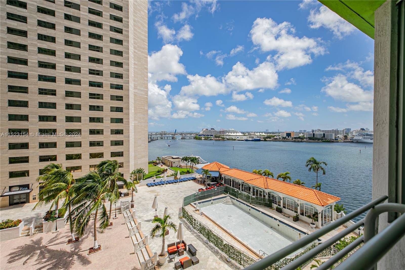 Stunning 2 bedroom, 2 bathroom condominium boasting captivating vistas of Biscayne Bay and the Port of Miami.