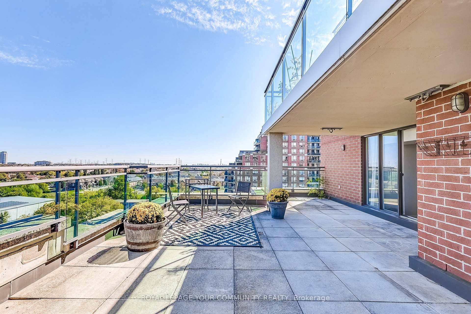 Welcome to The Vineyards condo in prime Richmond Hill location !