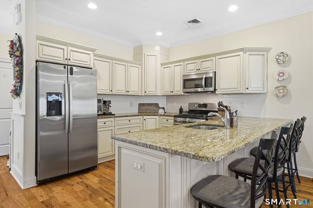 Stunning newer construction townhouse in desirable Silver Ledge !