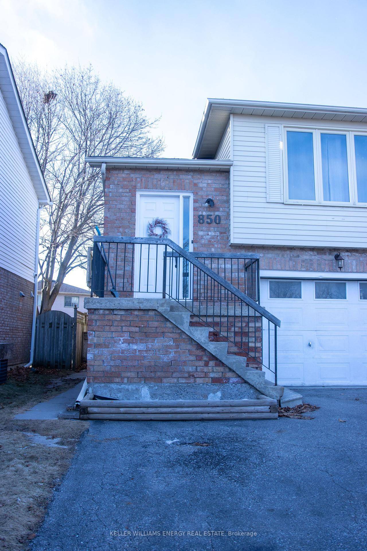 Charming 2 Bedroom Basement Unit Available for Lease in the Pinecrest Neighbourhood !