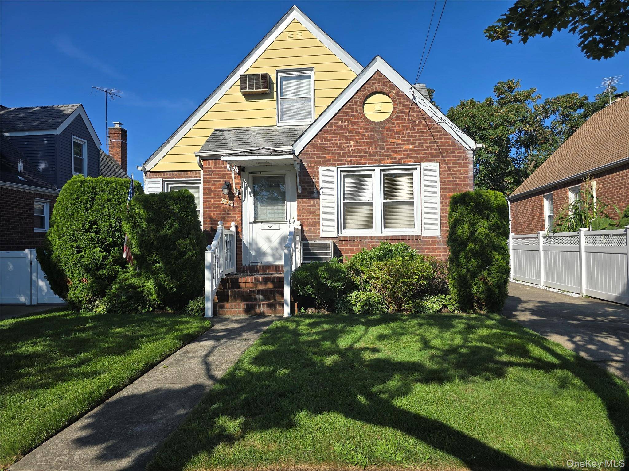 Charming Cape on 40x100 Lot in the Heart of Floral Park !