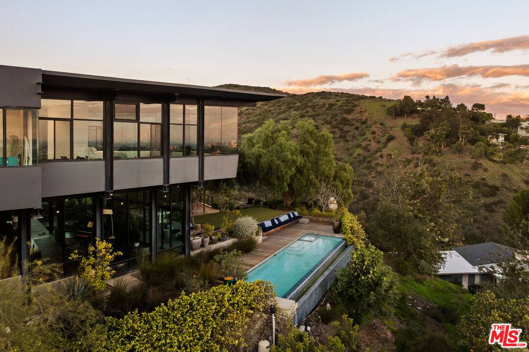 1406 1/2 N Kenter Ave 4BR Brentwood La