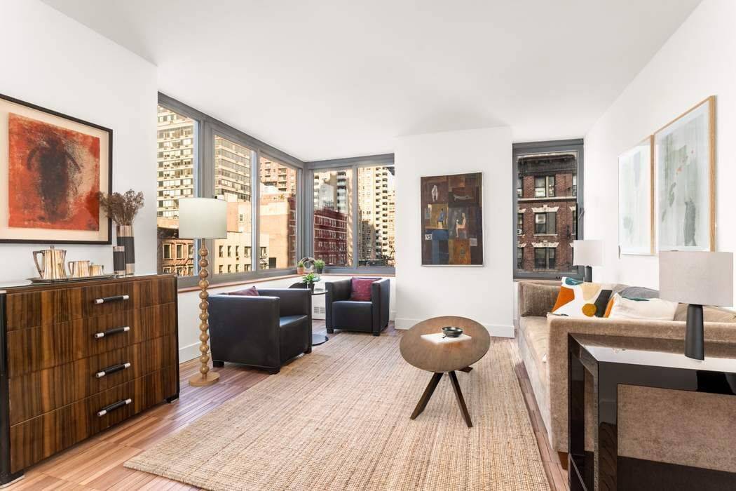 NO BOARD APPROVAL CONDO RULES INVESTOR FRIENDLY PIED A TERRE WELCOME This sun filled spacious corner one bedroom, two bath home on the 4th floor features double exposures, open West ...