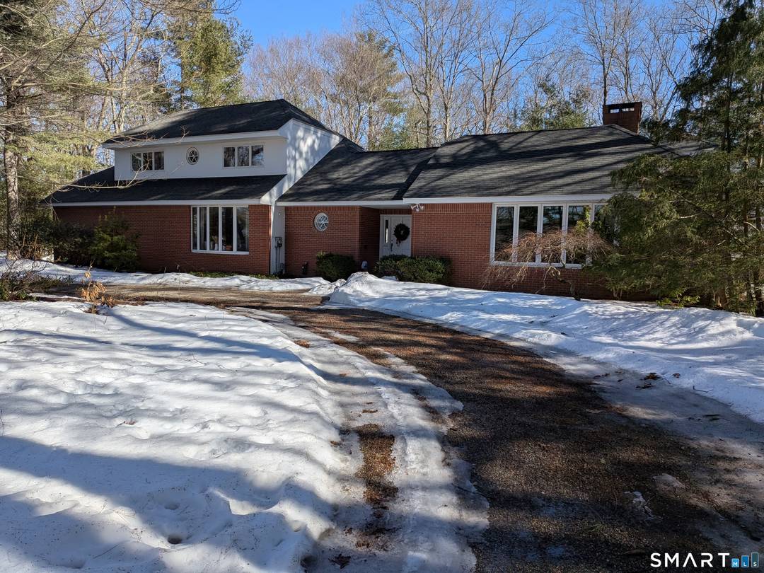 Nestled on a quiet cul de sac in Manchester's desirable Highland Park area, this spacious 3, 564 sq.