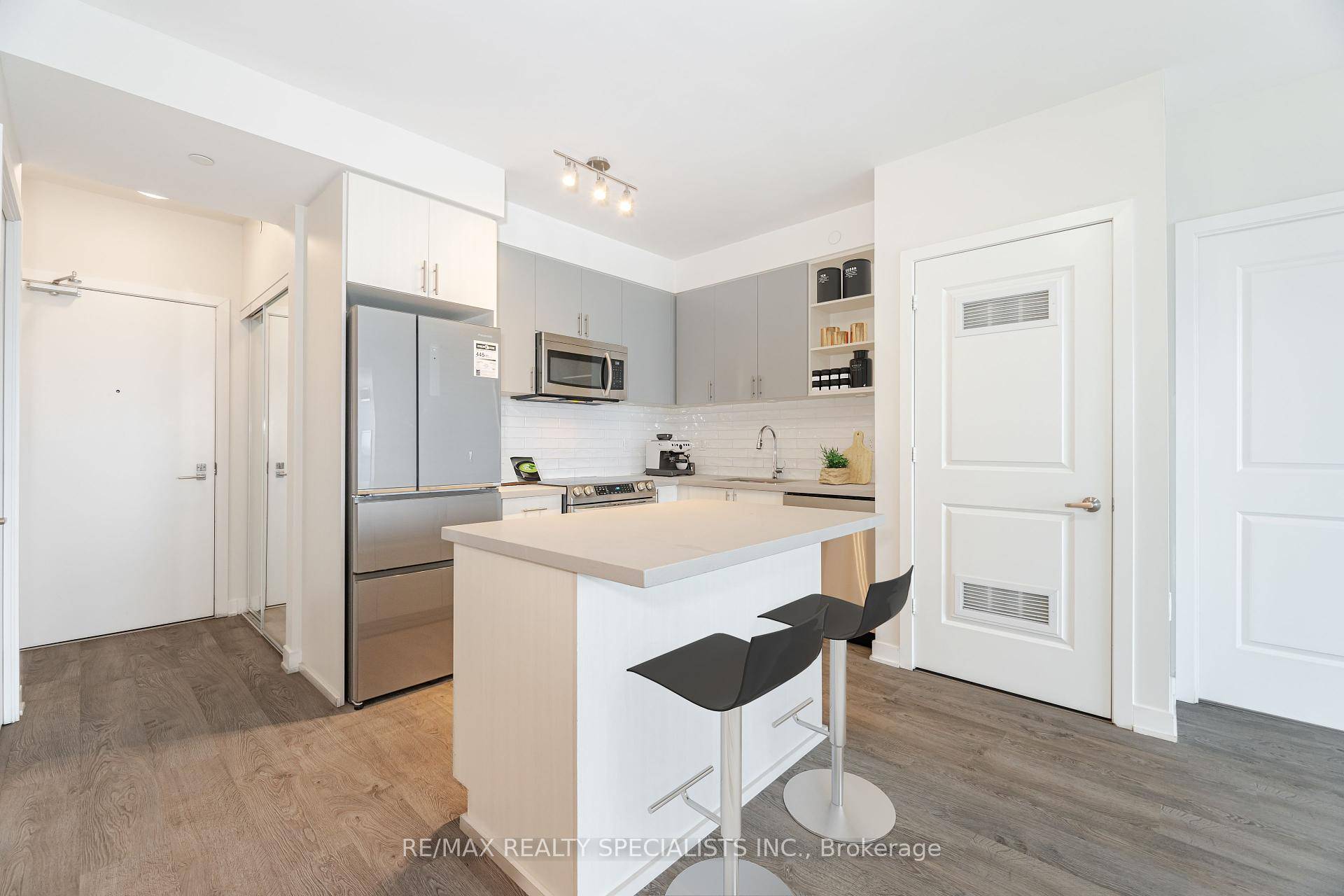 Welcome to this beautifully designed 2 bedroom den condo with 2 full bathrooms and two underground parking spots, ideally located in the heart of Erin Mills.