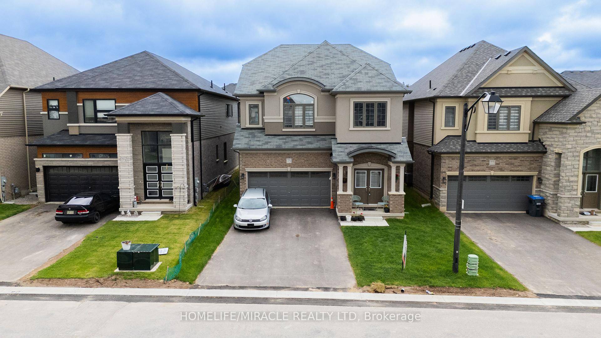 Welcome to this Stunning amp ; fully upgraded Detached Property in Paris with 4 Spacious Bedrooms amp ; 4 Bath with double door entry.