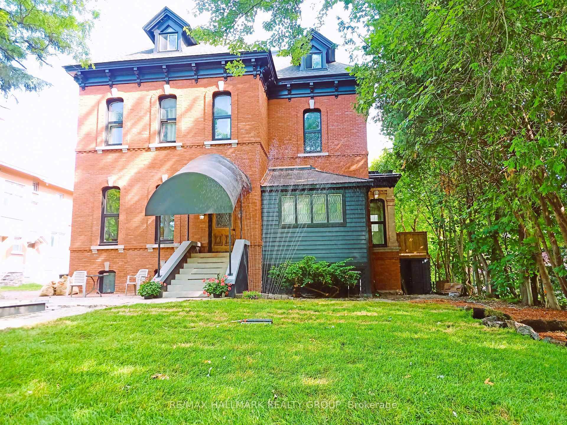 Experience a grand triplex in Ottawa's vibrant Sandy Hill neighborhood.