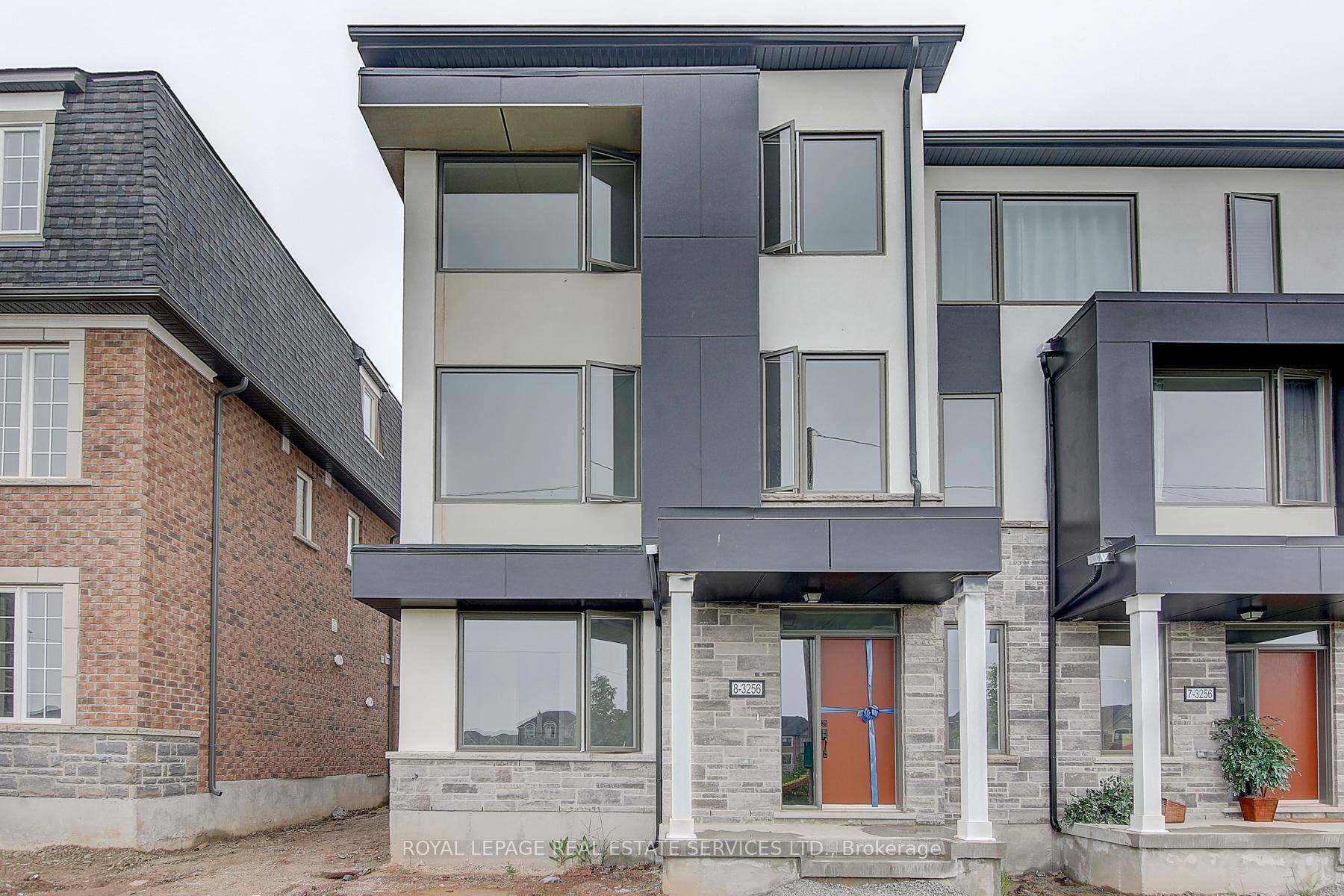 Stunning End Unit Townhome In Prestigious Preserve Community !