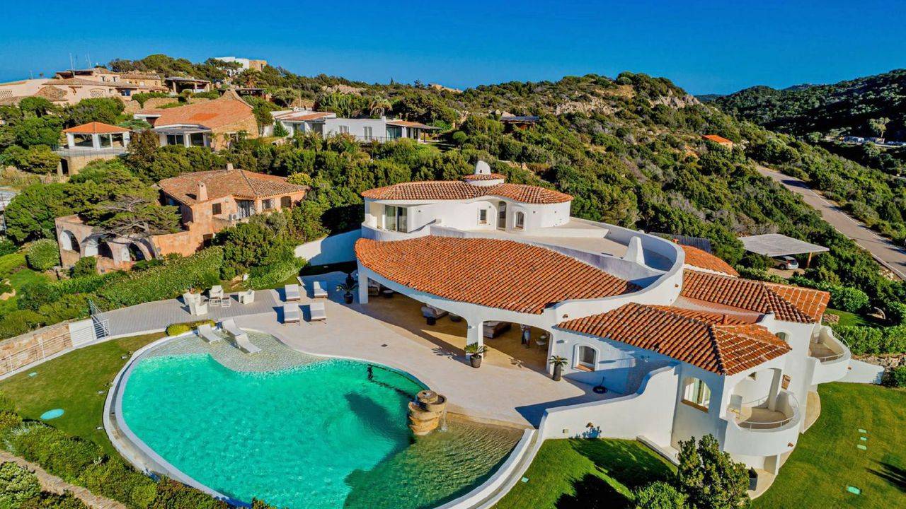 Luxury villa with swimming pool, fitness room and home cinema located in the centre of Porto Cervo, with panoramic terrace and sea view.