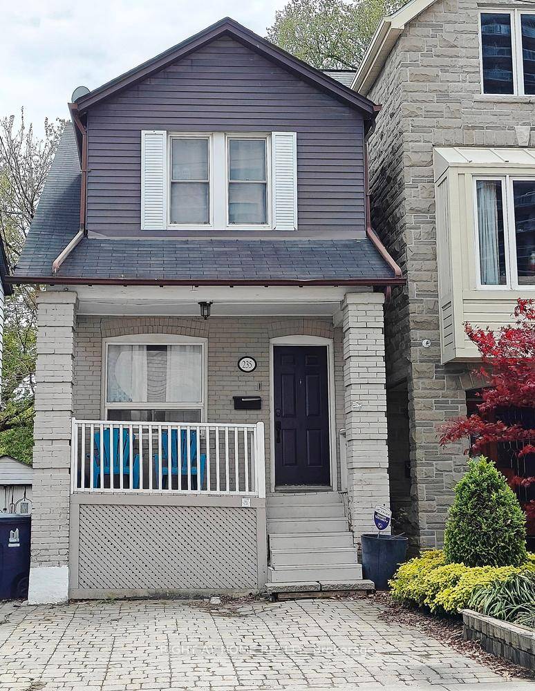 Detached 2 Storey House In Fast Growing amp ; Vibrant Neighborhood in the heart of midtown Toronto Mt.