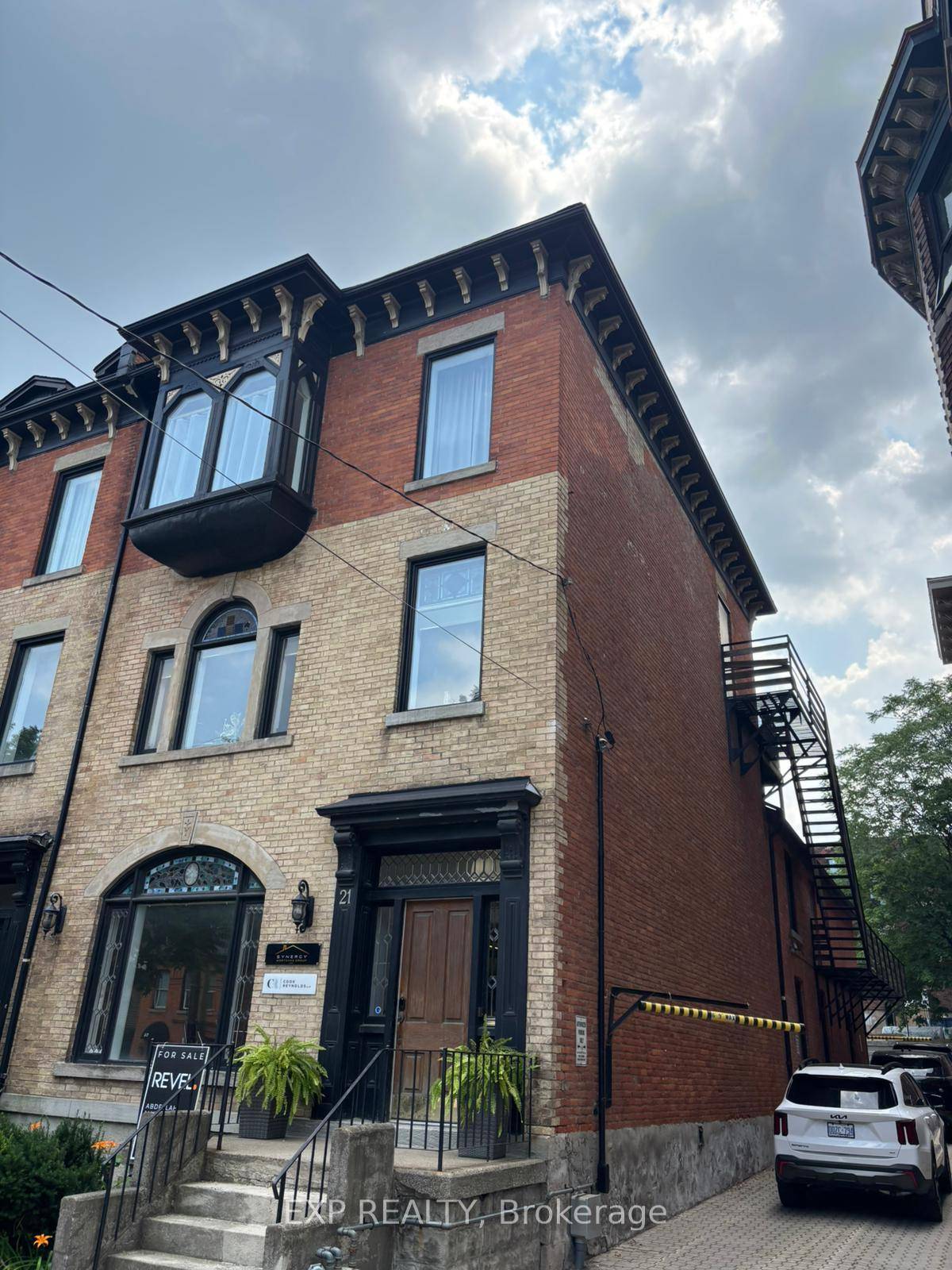 This large, clean, 2 bed, one bath apartment is conveniently located within steps of all James south has to offer including the GO station.