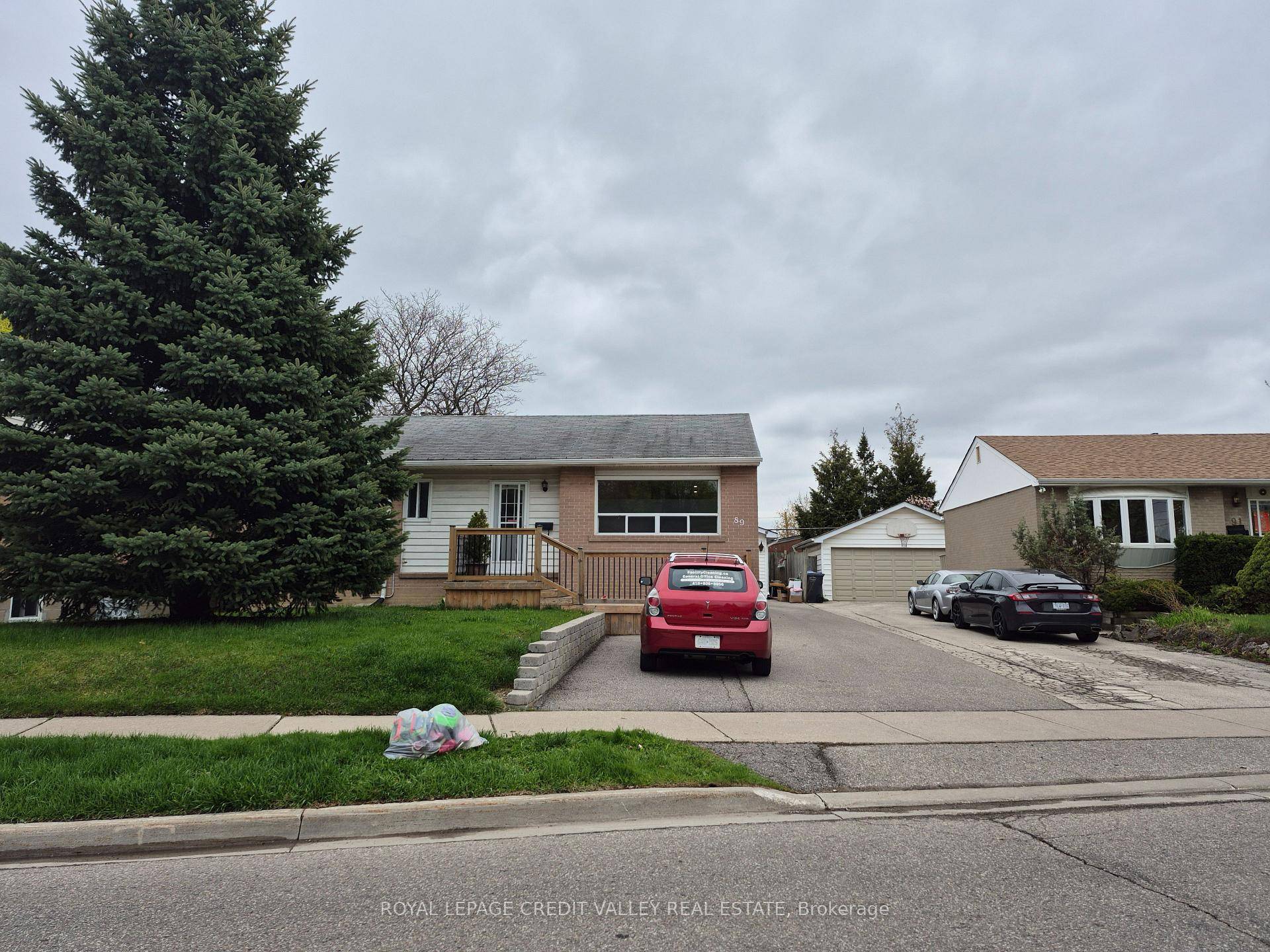 Great opportunity to Lease this clean, 3 bedroom upper portion of the house near all amenities.