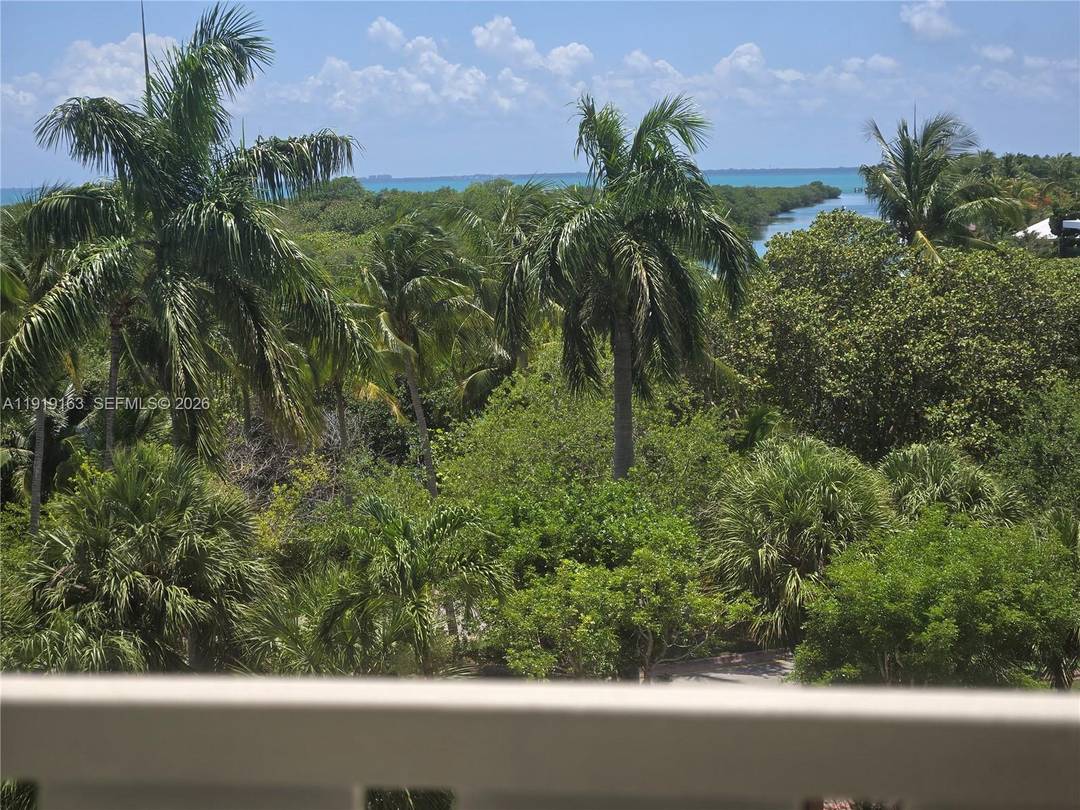 Beautiful 2 bedroom 2 bath split plan located in the exclusive resort type building Towers of Key Biscayne.