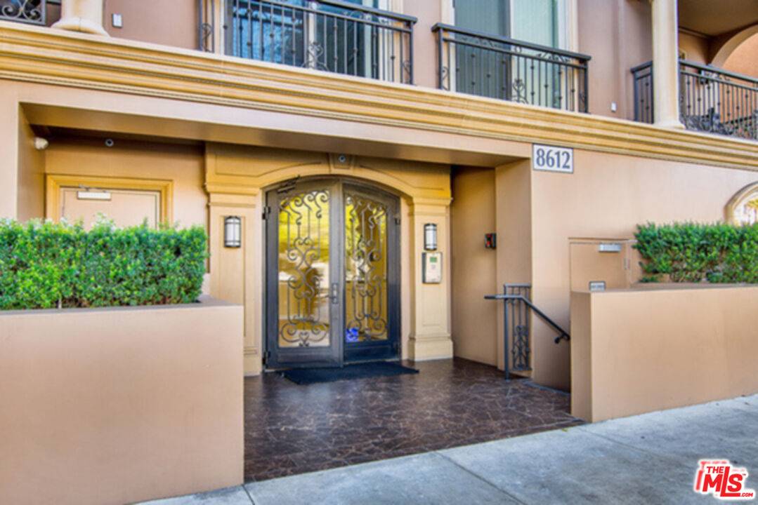 8612  Burton Way 2BR Beverly Grove La