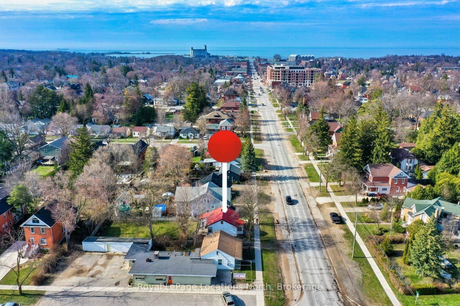Walk to downtown Collingwood !