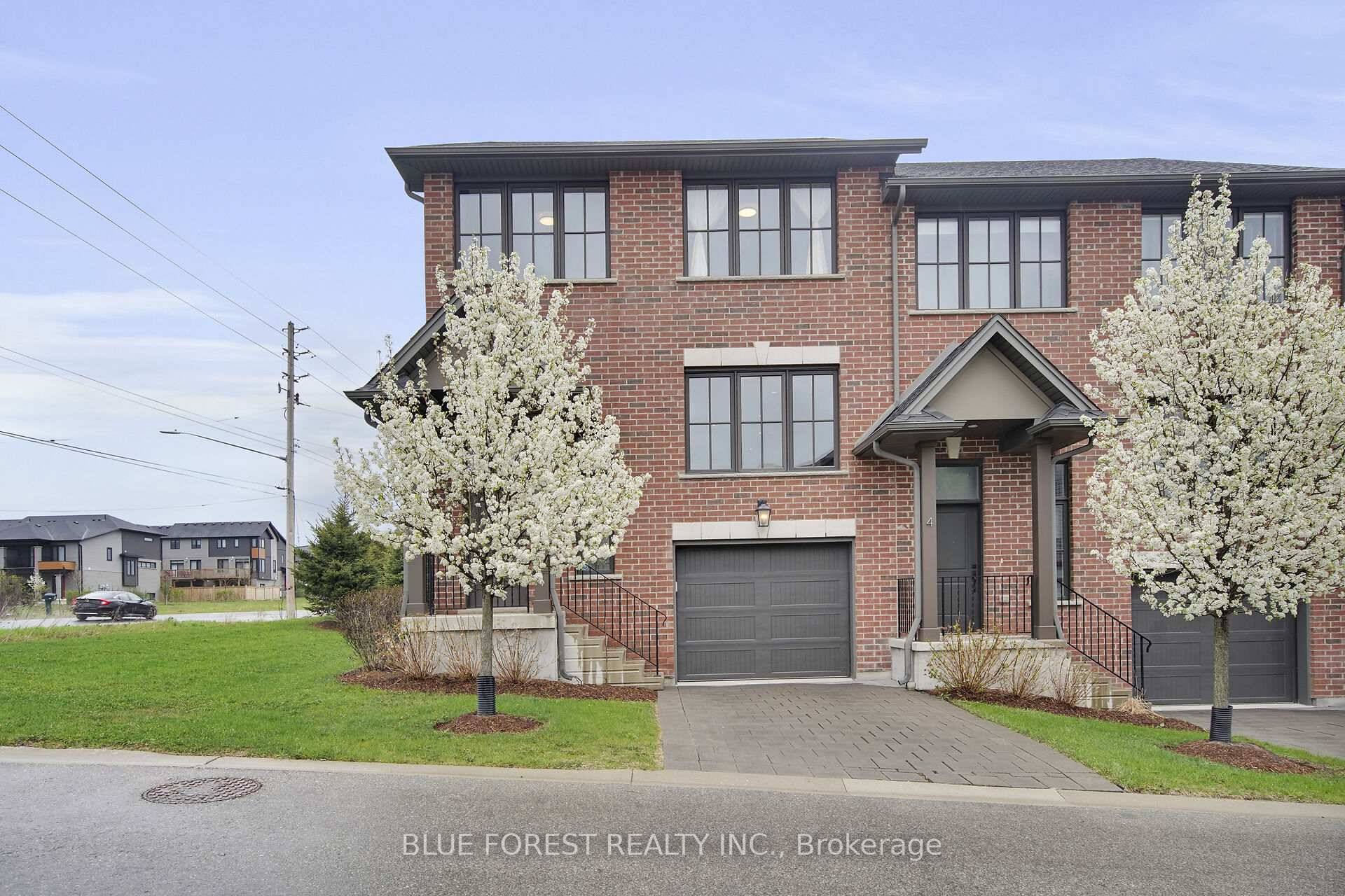 Welcome to this stunning end unit townhome on a premium walkout lot, ideally located in one of Londons most sought after neighbourhoods.