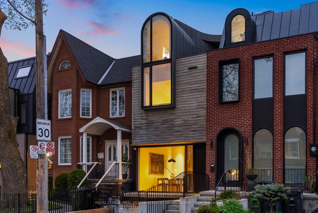 A Curved Harmony in Trinity Bellwoods.